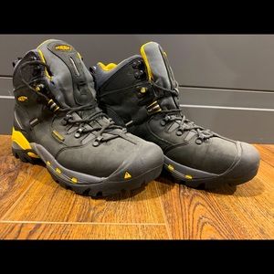 Men’s 9.5 waterproof steal toed Keen boots - barely worn